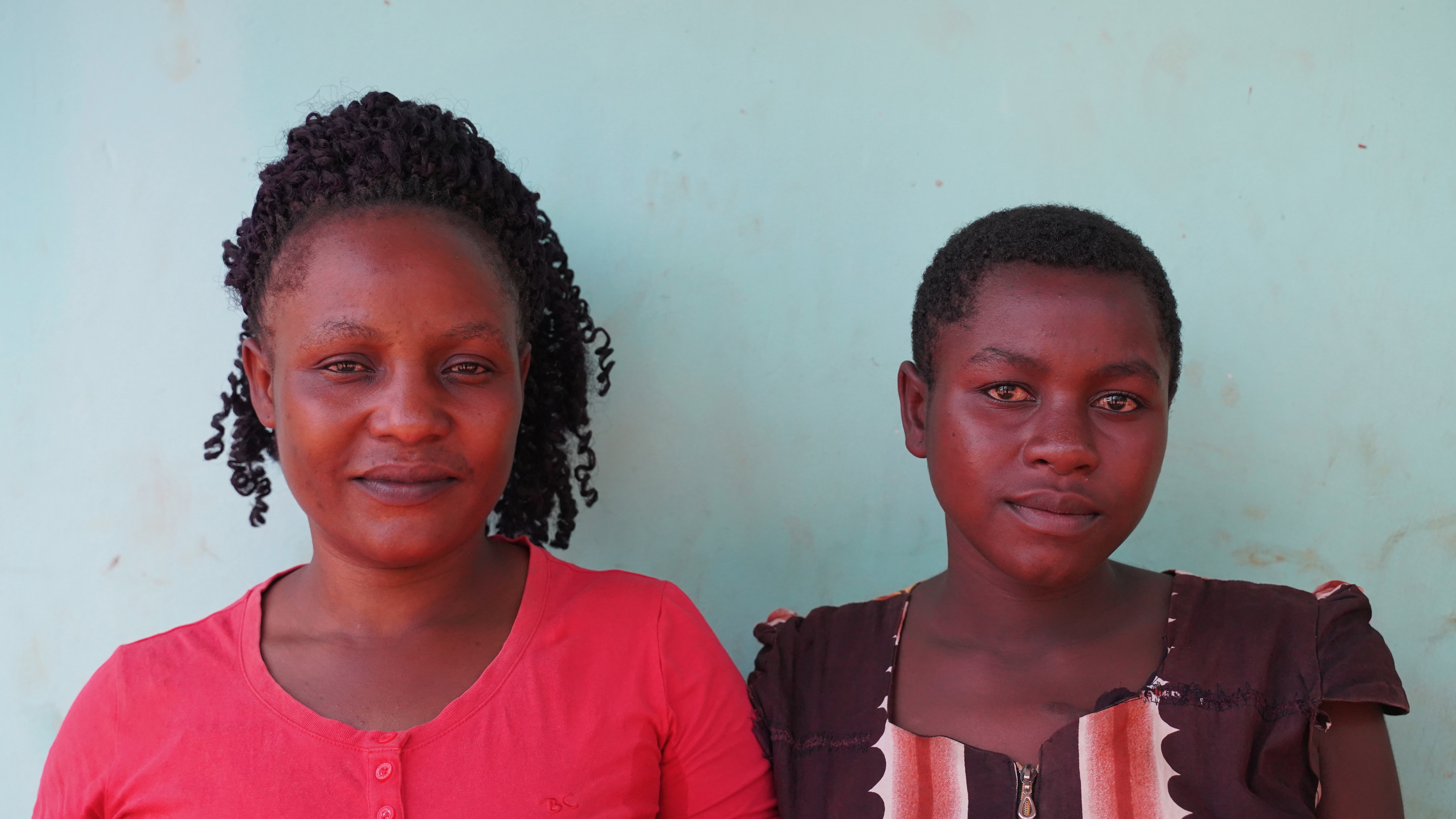 Zaina Namwasa with her mother. Photo: Caspar Haarløv